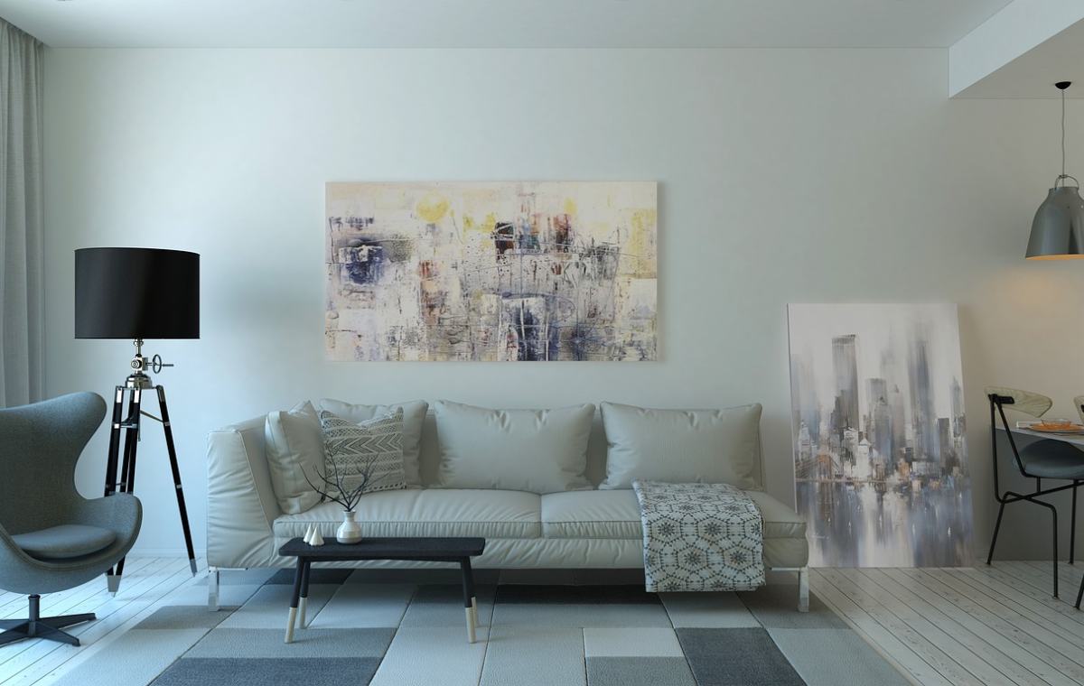 salon d'une maison avec un canapé gris